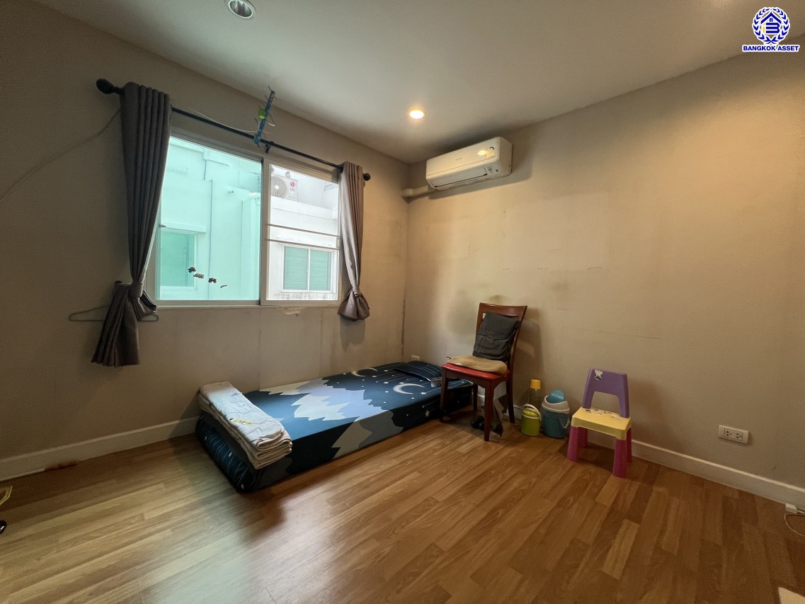 *****ทาวน์โฮม 3 ชั้นมือสอง โครงการ เดอะเมทโทร รัตนาธิเบศร์ เนื้อที่กว้าง 18.70 ตร.ว. พื้นที่ใช้สอย 148 ตร.ม. ฟังก์ชัน 3 ห้องนอน 3 ห้องน้ำ 2 ที่จอดรถ บนทำเลเดินทางสะดวก เชื่อมต่อถนนรัตนาธิเบศร์ ถนนราชพฤกษ์ ใกล้รถไฟฟ้าสายสีม่วง "สถานีไทรม้า" และใกล้เซ็นทรัลเวสต์เกต