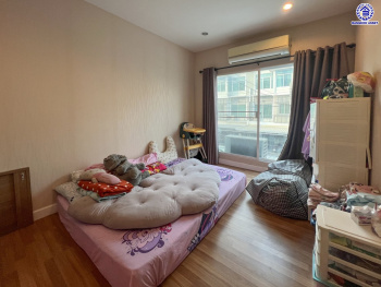 *****ทาวน์โฮม 3 ชั้นมือสอง โครงการ เดอะเมทโทร รัตนาธิเบศร์ เนื้อที่กว้าง 18.70 ตร.ว. พื้นที่ใช้สอย 148 ตร.ม. ฟังก์ชัน 3 ห้องนอน 3 ห้องน้ำ 2 ที่จอดรถ บนทำเลเดินทางสะดวก เชื่อมต่อถนนรัตนาธิเบศร์ ถนนราชพฤกษ์ ใกล้รถไฟฟ้าสายสีม่วง "สถานีไทรม้า" และใกล้เซ็นทรัลเวสต์เกต