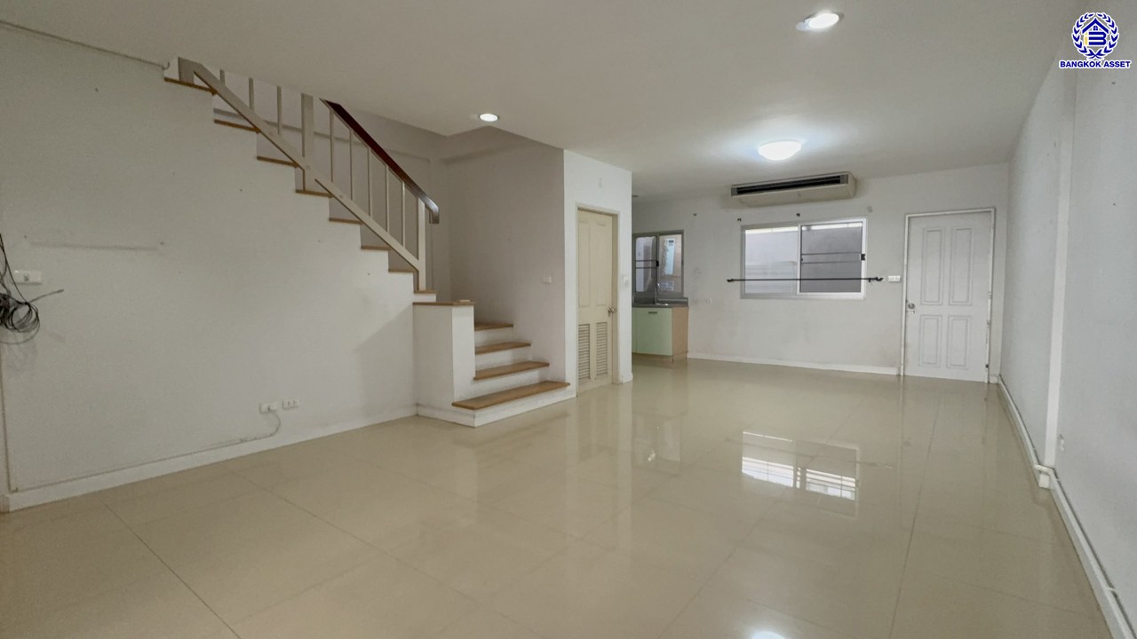 ทาวน์โฮม 3 ชั้น ใจกลางเมืองมือสอง โครงการ พลัสซิตี้พาร์ค งามวงศ์วาน25 เนื้อที่กว้าง 21.30 ตร.ว. ฟังก์ชัน 3 ห้องนอน 3 ห้องน้ำ 2 ที่จอดรถ แถมฟรี! เครื่องปรับอากาศ, เครื่องทำน้ำอุ่น, เครื่องดูควัน, ปั๊มน้ำ, เตาไฟฟ้า โครงการตั้งบนทำเลเดินทางสะดวก เชื่อมต่อถนนงามวงศ์วาน ใกล้รถไฟฟ้าสายสีม่วง "สถานีศูนย์ราชการนนทบุรี" และจุดขึ้นทางด่วน "งามวงศ์วาน"