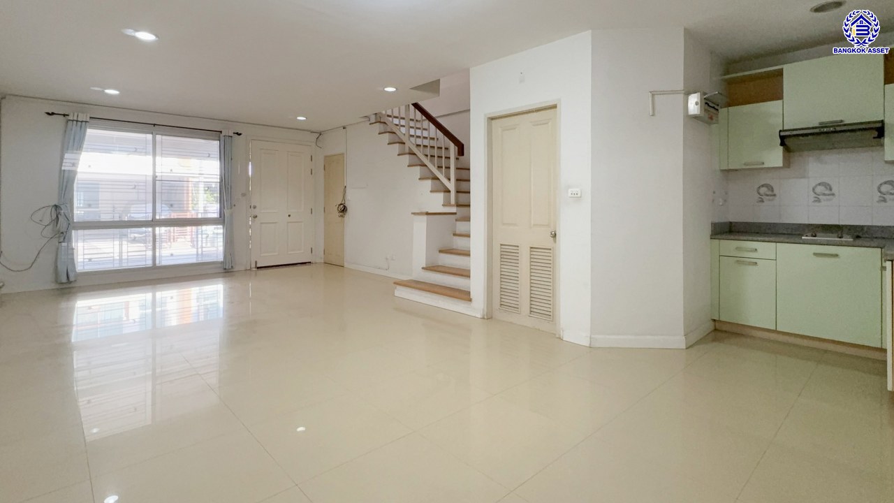 ทาวน์โฮม 3 ชั้น ใจกลางเมืองมือสอง โครงการ พลัสซิตี้พาร์ค งามวงศ์วาน25 เนื้อที่กว้าง 21.30 ตร.ว. ฟังก์ชัน 3 ห้องนอน 3 ห้องน้ำ 2 ที่จอดรถ แถมฟรี! เครื่องปรับอากาศ, เครื่องทำน้ำอุ่น, เครื่องดูควัน, ปั๊มน้ำ, เตาไฟฟ้า โครงการตั้งบนทำเลเดินทางสะดวก เชื่อมต่อถนนงามวงศ์วาน ใกล้รถไฟฟ้าสายสีม่วง "สถานีศูนย์ราชการนนทบุรี" และจุดขึ้นทางด่วน "งามวงศ์วาน"