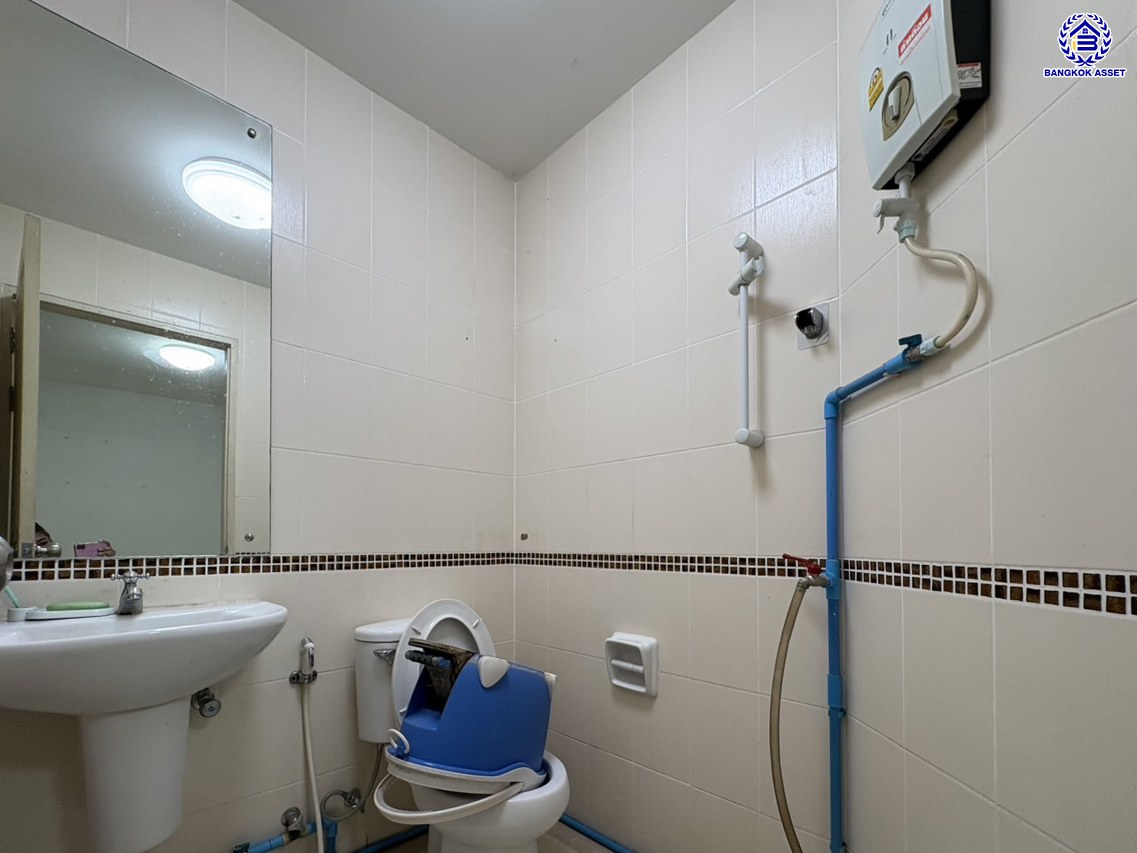 ทาวน์โฮม 3 ชั้น ใจกลางเมืองมือสอง โครงการ พลัสซิตี้พาร์ค งามวงศ์วาน25 เนื้อที่กว้าง 21.30 ตร.ว. ฟังก์ชัน 3 ห้องนอน 3 ห้องน้ำ 2 ที่จอดรถ แถมฟรี! เครื่องปรับอากาศ, เครื่องทำน้ำอุ่น, เครื่องดูควัน, ปั๊มน้ำ, เตาไฟฟ้า โครงการตั้งบนทำเลเดินทางสะดวก เชื่อมต่อถนนงามวงศ์วาน ใกล้รถไฟฟ้าสายสีม่วง "สถานีศูนย์ราชการนนทบุรี" และจุดขึ้นทางด่วน "งามวงศ์วาน"