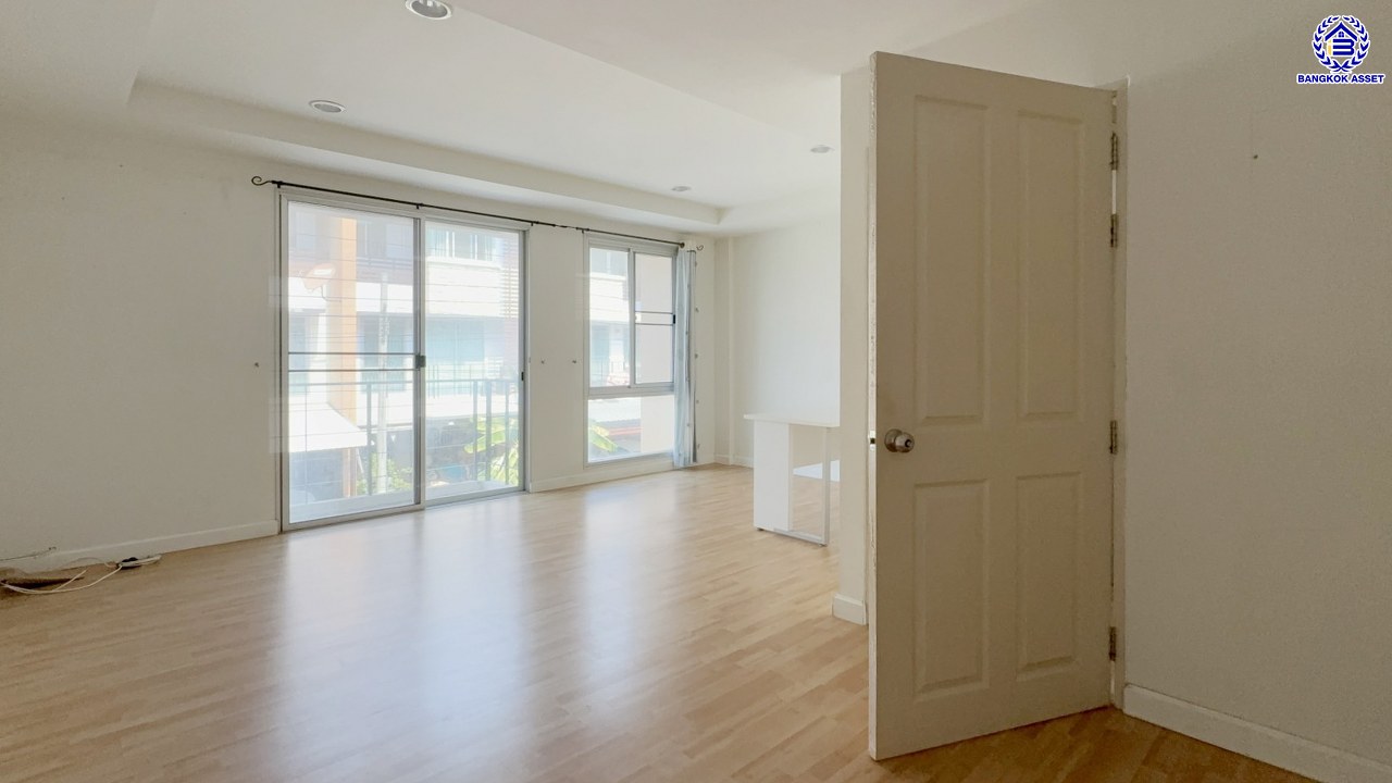 ทาวน์โฮม 3 ชั้น ใจกลางเมืองมือสอง โครงการ พลัสซิตี้พาร์ค งามวงศ์วาน25 เนื้อที่กว้าง 21.30 ตร.ว. ฟังก์ชัน 3 ห้องนอน 3 ห้องน้ำ 2 ที่จอดรถ แถมฟรี! เครื่องปรับอากาศ, เครื่องทำน้ำอุ่น, เครื่องดูควัน, ปั๊มน้ำ, เตาไฟฟ้า โครงการตั้งบนทำเลเดินทางสะดวก เชื่อมต่อถนนงามวงศ์วาน ใกล้รถไฟฟ้าสายสีม่วง "สถานีศูนย์ราชการนนทบุรี" และจุดขึ้นทางด่วน "งามวงศ์วาน"