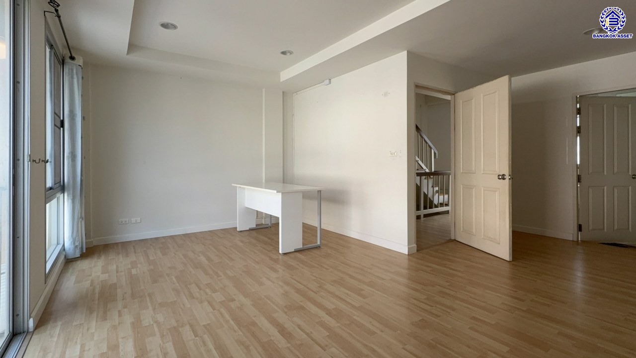 ทาวน์โฮม 3 ชั้น ใจกลางเมืองมือสอง โครงการ พลัสซิตี้พาร์ค งามวงศ์วาน25 เนื้อที่กว้าง 21.30 ตร.ว. ฟังก์ชัน 3 ห้องนอน 3 ห้องน้ำ 2 ที่จอดรถ แถมฟรี! เครื่องปรับอากาศ, เครื่องทำน้ำอุ่น, เครื่องดูควัน, ปั๊มน้ำ, เตาไฟฟ้า โครงการตั้งบนทำเลเดินทางสะดวก เชื่อมต่อถนนงามวงศ์วาน ใกล้รถไฟฟ้าสายสีม่วง "สถานีศูนย์ราชการนนทบุรี" และจุดขึ้นทางด่วน "งามวงศ์วาน"