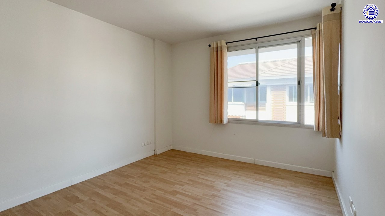 ทาวน์โฮม 3 ชั้น ใจกลางเมืองมือสอง โครงการ พลัสซิตี้พาร์ค งามวงศ์วาน25 เนื้อที่กว้าง 21.30 ตร.ว. ฟังก์ชัน 3 ห้องนอน 3 ห้องน้ำ 2 ที่จอดรถ แถมฟรี! เครื่องปรับอากาศ, เครื่องทำน้ำอุ่น, เครื่องดูควัน, ปั๊มน้ำ, เตาไฟฟ้า โครงการตั้งบนทำเลเดินทางสะดวก เชื่อมต่อถนนงามวงศ์วาน ใกล้รถไฟฟ้าสายสีม่วง "สถานีศูนย์ราชการนนทบุรี" และจุดขึ้นทางด่วน "งามวงศ์วาน"