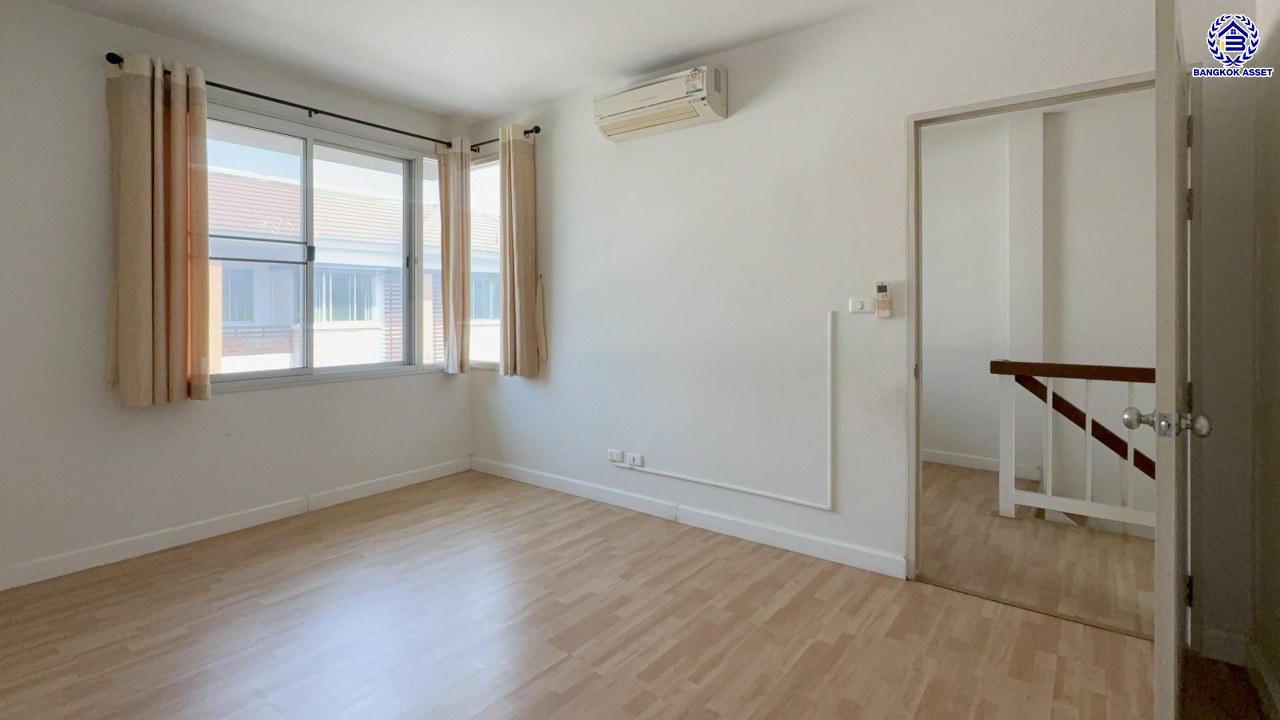 ทาวน์โฮม 3 ชั้น ใจกลางเมืองมือสอง โครงการ พลัสซิตี้พาร์ค งามวงศ์วาน25 เนื้อที่กว้าง 21.30 ตร.ว. ฟังก์ชัน 3 ห้องนอน 3 ห้องน้ำ 2 ที่จอดรถ แถมฟรี! เครื่องปรับอากาศ, เครื่องทำน้ำอุ่น, เครื่องดูควัน, ปั๊มน้ำ, เตาไฟฟ้า โครงการตั้งบนทำเลเดินทางสะดวก เชื่อมต่อถนนงามวงศ์วาน ใกล้รถไฟฟ้าสายสีม่วง "สถานีศูนย์ราชการนนทบุรี" และจุดขึ้นทางด่วน "งามวงศ์วาน"