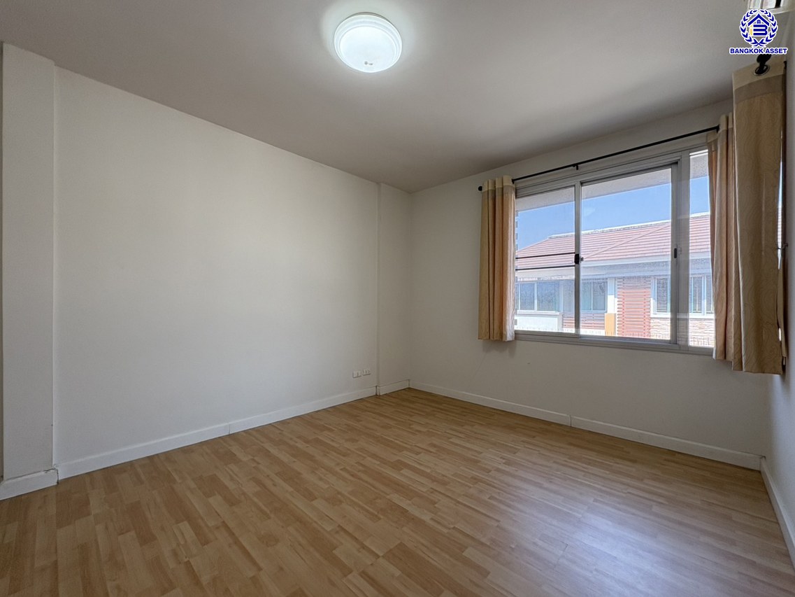 ทาวน์โฮม 3 ชั้น ใจกลางเมืองมือสอง โครงการ พลัสซิตี้พาร์ค งามวงศ์วาน25 เนื้อที่กว้าง 21.30 ตร.ว. ฟังก์ชัน 3 ห้องนอน 3 ห้องน้ำ 2 ที่จอดรถ แถมฟรี! เครื่องปรับอากาศ, เครื่องทำน้ำอุ่น, เครื่องดูควัน, ปั๊มน้ำ, เตาไฟฟ้า โครงการตั้งบนทำเลเดินทางสะดวก เชื่อมต่อถนนงามวงศ์วาน ใกล้รถไฟฟ้าสายสีม่วง "สถานีศูนย์ราชการนนทบุรี" และจุดขึ้นทางด่วน "งามวงศ์วาน"