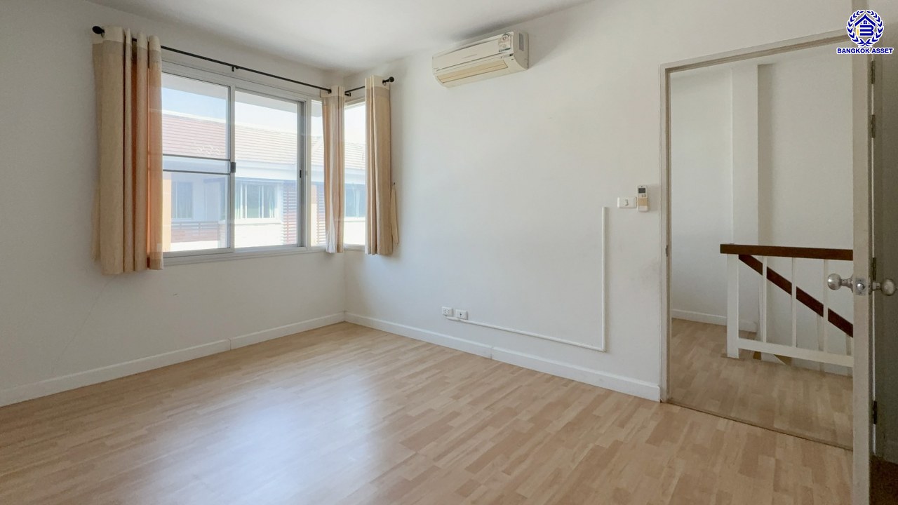 ทาวน์โฮม 3 ชั้น ใจกลางเมืองมือสอง โครงการ พลัสซิตี้พาร์ค งามวงศ์วาน25 เนื้อที่กว้าง 21.30 ตร.ว. ฟังก์ชัน 3 ห้องนอน 3 ห้องน้ำ 2 ที่จอดรถ แถมฟรี! เครื่องปรับอากาศ, เครื่องทำน้ำอุ่น, เครื่องดูควัน, ปั๊มน้ำ, เตาไฟฟ้า โครงการตั้งบนทำเลเดินทางสะดวก เชื่อมต่อถนนงามวงศ์วาน ใกล้รถไฟฟ้าสายสีม่วง "สถานีศูนย์ราชการนนทบุรี" และจุดขึ้นทางด่วน "งามวงศ์วาน"