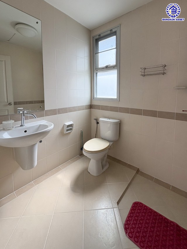 ทาวน์โฮม 3 ชั้น ใจกลางเมืองมือสอง โครงการ พลัสซิตี้พาร์ค งามวงศ์วาน25 เนื้อที่กว้าง 21.30 ตร.ว. ฟังก์ชัน 3 ห้องนอน 3 ห้องน้ำ 2 ที่จอดรถ แถมฟรี! เครื่องปรับอากาศ, เครื่องทำน้ำอุ่น, เครื่องดูควัน, ปั๊มน้ำ, เตาไฟฟ้า โครงการตั้งบนทำเลเดินทางสะดวก เชื่อมต่อถนนงามวงศ์วาน ใกล้รถไฟฟ้าสายสีม่วง "สถานีศูนย์ราชการนนทบุรี" และจุดขึ้นทางด่วน "งามวงศ์วาน"