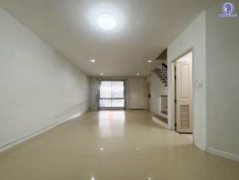 ทาวน์โฮม 3 ชั้น ใจกลางเมืองมือสอง โครงการ พลัสซิตี้พาร์ค งามวงศ์วาน25 เนื้อที่กว้าง 21.30 ตร.ว. ฟังก์ชัน 3 ห้องนอน 3 ห้องน้ำ 2 ที่จอดรถ แถมฟรี! เครื่องปรับอากาศ, เครื่องทำน้ำอุ่น, เครื่องดูควัน, ปั๊มน้ำ, เตาไฟฟ้า โครงการตั้งบนทำเลเดินทางสะดวก เชื่อมต่อถนนงามวงศ์วาน ใกล้รถไฟฟ้าสายสีม่วง "สถานีศูนย์ราชการนนทบุรี" และจุดขึ้นทางด่วน "งามวงศ์วาน"