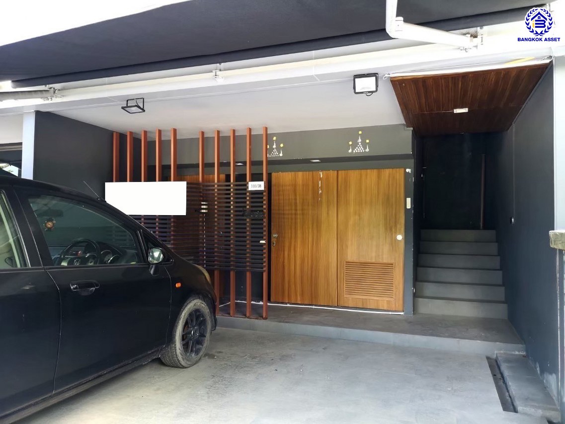 ทาวน์โฮมมือสองกรุงเทพฯ โครงการ อาร์เด้น ลาดพร้าว71 เนื้อที่ 20 ตร.ว. พื้นที่ใช้สอย 185 ตร.ม. ฟังก์ชัน 3 ห้องนอน 4 ห้องน้ำ 2 ที่จอดรถ แถมฟรี! เครื่องปรับอากาศ บนทำเลแห่งการเดินทาง เชื่อมต่อถนนประเสริฐมนูกิจ, ถนนเกษตร-นวมินทร์, ถนนลาดพร้าว และใกล้จุดขึ้นทางด่วน "เอกมัย-รามอินทรา"