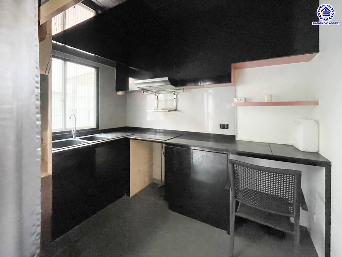 ทาวน์โฮมมือสองกรุงเทพฯ โครงการ อาร์เด้น ลาดพร้าว71 เนื้อที่ 20 ตร.ว. พื้นที่ใช้สอย 185 ตร.ม. ฟังก์ชัน 3 ห้องนอน 4 ห้องน้ำ 2 ที่จอดรถ แถมฟรี! เครื่องปรับอากาศ บนทำเลแห่งการเดินทาง เชื่อมต่อถนนประเสริฐมนูกิจ, ถนนเกษตร-นวมินทร์, ถนนลาดพร้าว และใกล้จุดขึ้นทางด่วน "เอกมัย-รามอินทรา"