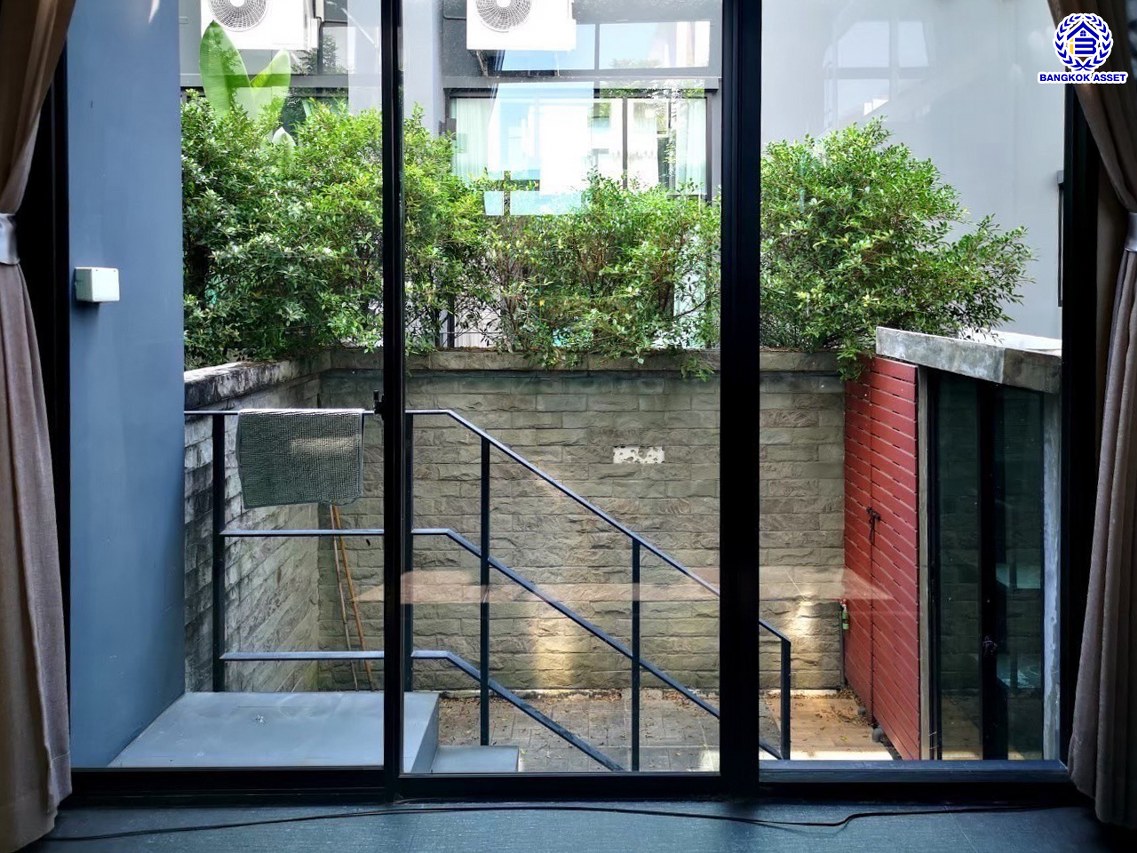 ทาวน์โฮมมือสองกรุงเทพฯ โครงการ อาร์เด้น ลาดพร้าว71 เนื้อที่ 20 ตร.ว. พื้นที่ใช้สอย 185 ตร.ม. ฟังก์ชัน 3 ห้องนอน 4 ห้องน้ำ 2 ที่จอดรถ แถมฟรี! เครื่องปรับอากาศ บนทำเลแห่งการเดินทาง เชื่อมต่อถนนประเสริฐมนูกิจ, ถนนเกษตร-นวมินทร์, ถนนลาดพร้าว และใกล้จุดขึ้นทางด่วน "เอกมัย-รามอินทรา"