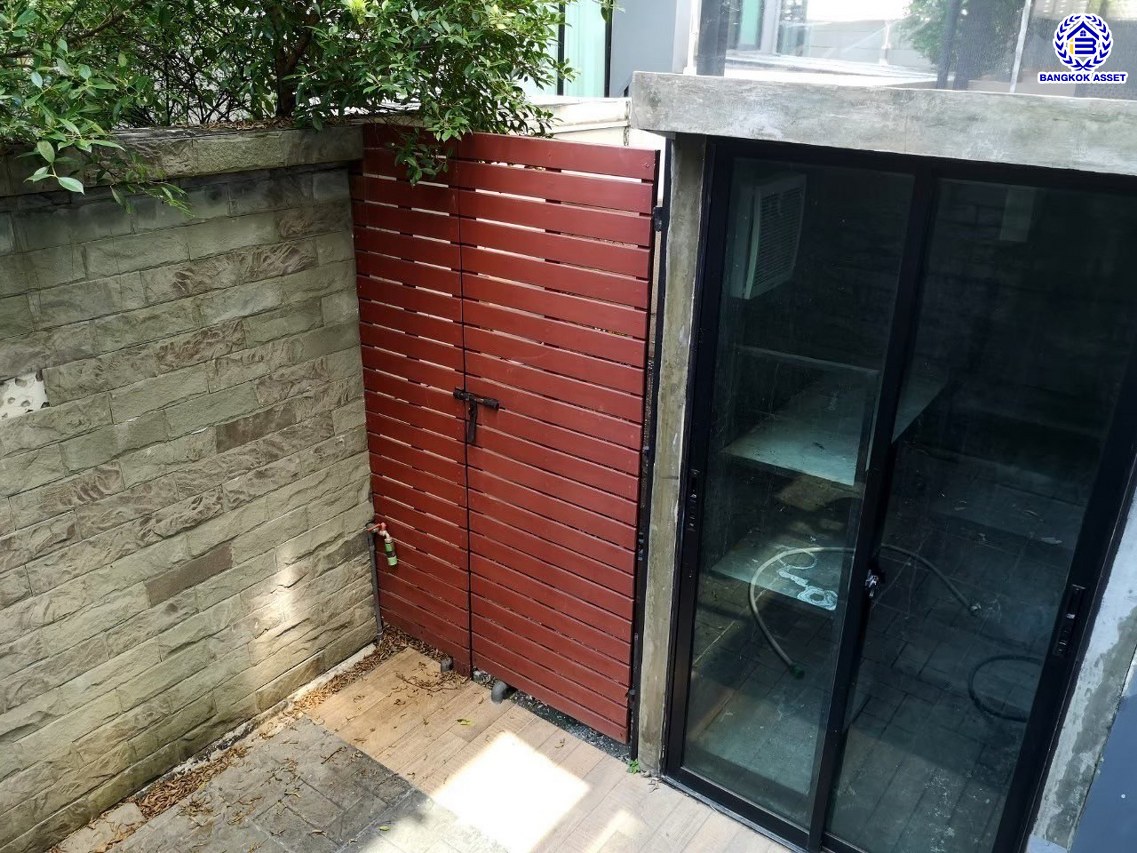 ทาวน์โฮมมือสองกรุงเทพฯ โครงการ อาร์เด้น ลาดพร้าว71 เนื้อที่ 20 ตร.ว. พื้นที่ใช้สอย 185 ตร.ม. ฟังก์ชัน 3 ห้องนอน 4 ห้องน้ำ 2 ที่จอดรถ แถมฟรี! เครื่องปรับอากาศ บนทำเลแห่งการเดินทาง เชื่อมต่อถนนประเสริฐมนูกิจ, ถนนเกษตร-นวมินทร์, ถนนลาดพร้าว และใกล้จุดขึ้นทางด่วน "เอกมัย-รามอินทรา"