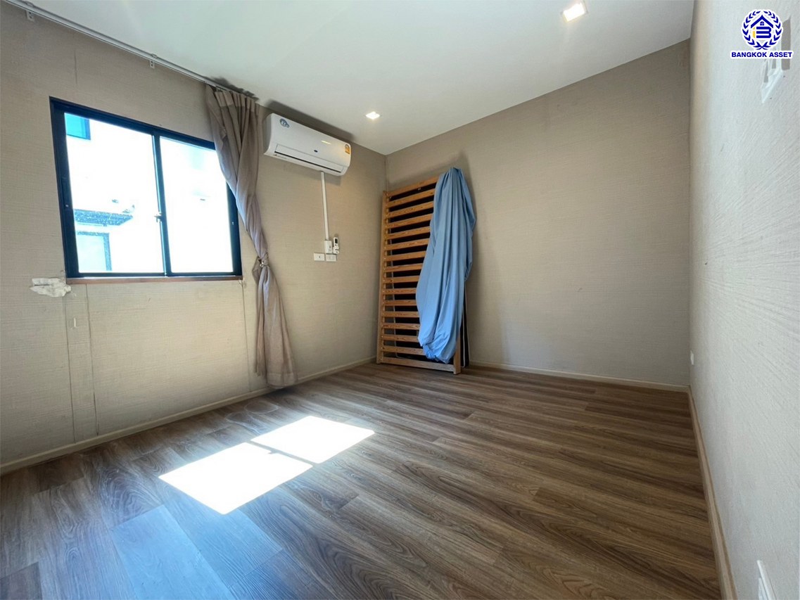 ทาวน์โฮมมือสองกรุงเทพฯ โครงการ อาร์เด้น ลาดพร้าว71 เนื้อที่ 20 ตร.ว. พื้นที่ใช้สอย 185 ตร.ม. ฟังก์ชัน 3 ห้องนอน 4 ห้องน้ำ 2 ที่จอดรถ แถมฟรี! เครื่องปรับอากาศ บนทำเลแห่งการเดินทาง เชื่อมต่อถนนประเสริฐมนูกิจ, ถนนเกษตร-นวมินทร์, ถนนลาดพร้าว และใกล้จุดขึ้นทางด่วน "เอกมัย-รามอินทรา"