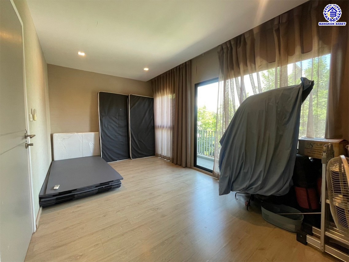 ทาวน์โฮมมือสองกรุงเทพฯ โครงการ อาร์เด้น ลาดพร้าว71 เนื้อที่ 20 ตร.ว. พื้นที่ใช้สอย 185 ตร.ม. ฟังก์ชัน 3 ห้องนอน 4 ห้องน้ำ 2 ที่จอดรถ แถมฟรี! เครื่องปรับอากาศ บนทำเลแห่งการเดินทาง เชื่อมต่อถนนประเสริฐมนูกิจ, ถนนเกษตร-นวมินทร์, ถนนลาดพร้าว และใกล้จุดขึ้นทางด่วน "เอกมัย-รามอินทรา"