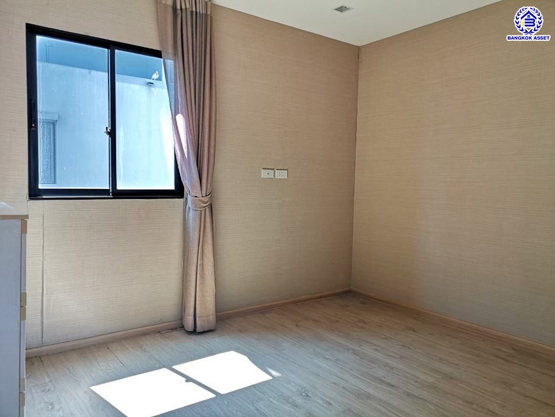 ทาวน์โฮมมือสองกรุงเทพฯ โครงการ อาร์เด้น ลาดพร้าว71 เนื้อที่ 20 ตร.ว. พื้นที่ใช้สอย 185 ตร.ม. ฟังก์ชัน 3 ห้องนอน 4 ห้องน้ำ 2 ที่จอดรถ แถมฟรี! เครื่องปรับอากาศ บนทำเลแห่งการเดินทาง เชื่อมต่อถนนประเสริฐมนูกิจ, ถนนเกษตร-นวมินทร์, ถนนลาดพร้าว และใกล้จุดขึ้นทางด่วน "เอกมัย-รามอินทรา"