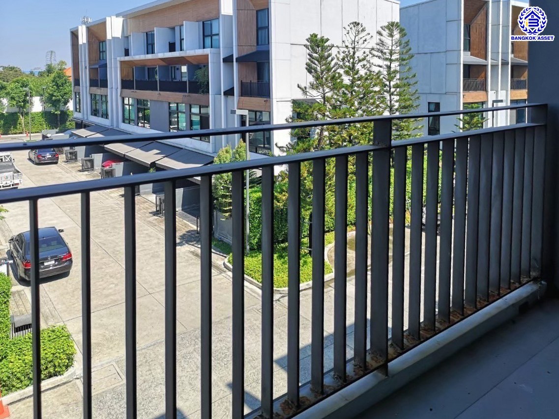 ทาวน์โฮมมือสองกรุงเทพฯ โครงการ อาร์เด้น ลาดพร้าว71 เนื้อที่ 20 ตร.ว. พื้นที่ใช้สอย 185 ตร.ม. ฟังก์ชัน 3 ห้องนอน 4 ห้องน้ำ 2 ที่จอดรถ แถมฟรี! เครื่องปรับอากาศ บนทำเลแห่งการเดินทาง เชื่อมต่อถนนประเสริฐมนูกิจ, ถนนเกษตร-นวมินทร์, ถนนลาดพร้าว และใกล้จุดขึ้นทางด่วน "เอกมัย-รามอินทรา"