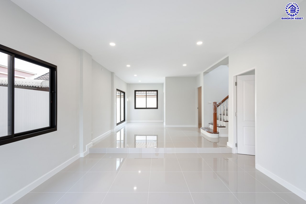 บ้านมือสองตกแต่งใหม่ โครงการ ชัยพฤกษ์ บางบัวทอง เนื้อที่ 55.5 ตร.ว. พื้นที่ใช้สอย 229.62 ตร.ม. ฟังก์ชัน 4 ห้องนอน 2 ห้องน้ำ จอดรถได้ 2 คัน พร้อม Facilities โครงการครบครัน ทำเลติดถนนบางกรวย-ไทรน้อย เชื่อมต่อถนนกาญจนาภิเษก ใกล้เซ็นทรัลเวสต์เกต และรถไฟฟ้าสายสีม่วง "สถานีบางพลู"