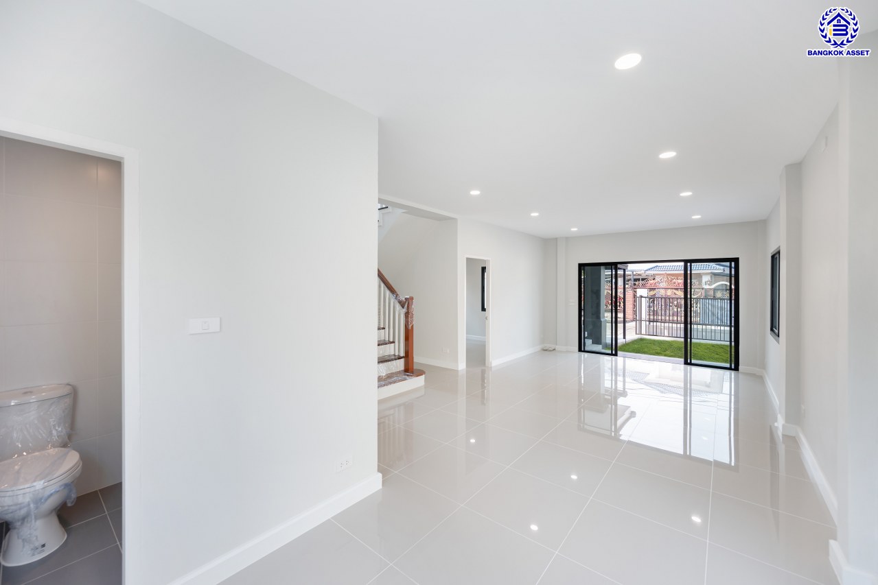 บ้านมือสองตกแต่งใหม่ โครงการ ชัยพฤกษ์ บางบัวทอง เนื้อที่ 55.5 ตร.ว. พื้นที่ใช้สอย 229.62 ตร.ม. ฟังก์ชัน 4 ห้องนอน 2 ห้องน้ำ จอดรถได้ 2 คัน พร้อม Facilities โครงการครบครัน ทำเลติดถนนบางกรวย-ไทรน้อย เชื่อมต่อถนนกาญจนาภิเษก ใกล้เซ็นทรัลเวสต์เกต และรถไฟฟ้าสายสีม่วง "สถานีบางพลู"