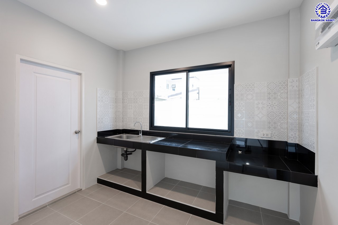 บ้านมือสองตกแต่งใหม่ โครงการ ชัยพฤกษ์ บางบัวทอง เนื้อที่ 55.5 ตร.ว. พื้นที่ใช้สอย 229.62 ตร.ม. ฟังก์ชัน 4 ห้องนอน 2 ห้องน้ำ จอดรถได้ 2 คัน พร้อม Facilities โครงการครบครัน ทำเลติดถนนบางกรวย-ไทรน้อย เชื่อมต่อถนนกาญจนาภิเษก ใกล้เซ็นทรัลเวสต์เกต และรถไฟฟ้าสายสีม่วง "สถานีบางพลู"