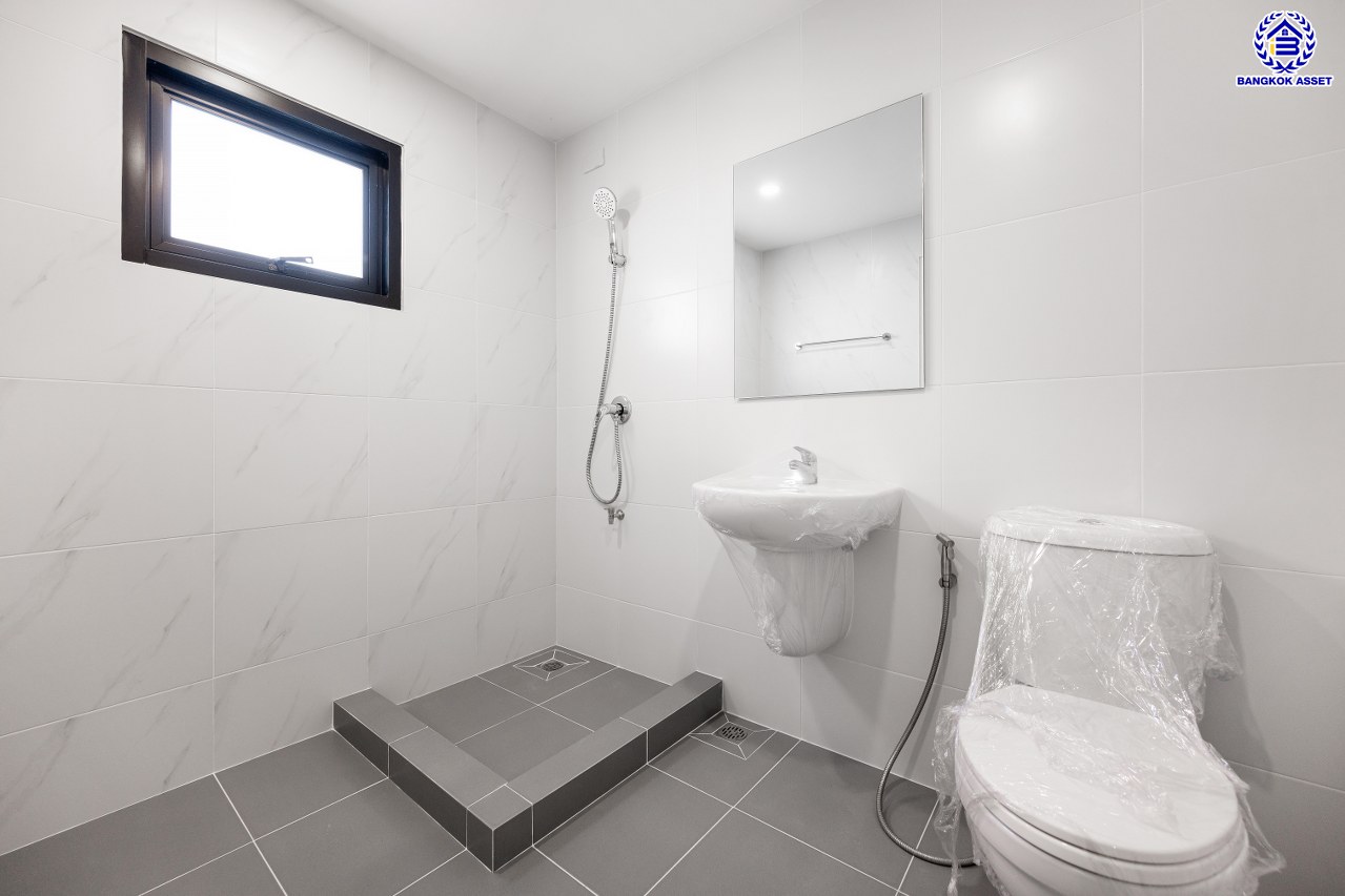 บ้านมือสองตกแต่งใหม่ โครงการ ชัยพฤกษ์ บางบัวทอง เนื้อที่ 55.5 ตร.ว. พื้นที่ใช้สอย 229.62 ตร.ม. ฟังก์ชัน 4 ห้องนอน 2 ห้องน้ำ จอดรถได้ 2 คัน พร้อม Facilities โครงการครบครัน ทำเลติดถนนบางกรวย-ไทรน้อย เชื่อมต่อถนนกาญจนาภิเษก ใกล้เซ็นทรัลเวสต์เกต และรถไฟฟ้าสายสีม่วง "สถานีบางพลู"