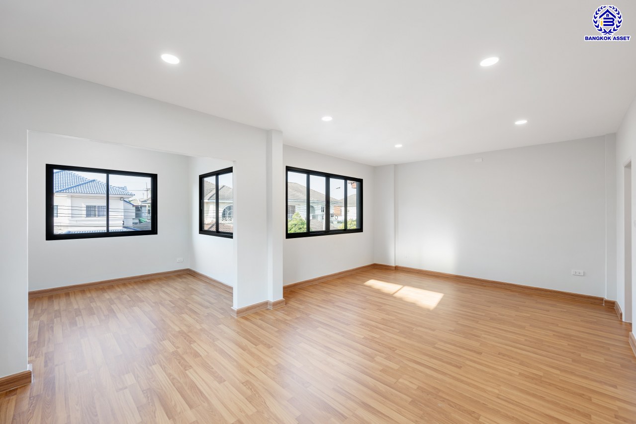 บ้านมือสองตกแต่งใหม่ โครงการ ชัยพฤกษ์ บางบัวทอง เนื้อที่ 55.5 ตร.ว. พื้นที่ใช้สอย 229.62 ตร.ม. ฟังก์ชัน 4 ห้องนอน 2 ห้องน้ำ จอดรถได้ 2 คัน พร้อม Facilities โครงการครบครัน ทำเลติดถนนบางกรวย-ไทรน้อย เชื่อมต่อถนนกาญจนาภิเษก ใกล้เซ็นทรัลเวสต์เกต และรถไฟฟ้าสายสีม่วง "สถานีบางพลู"