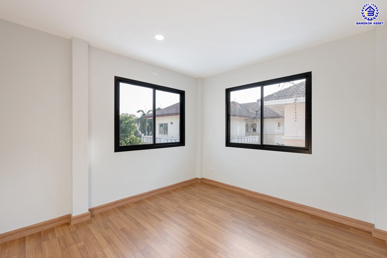 บ้านมือสองตกแต่งใหม่ โครงการ ชัยพฤกษ์ บางบัวทอง เนื้อที่ 55.5 ตร.ว. พื้นที่ใช้สอย 229.62 ตร.ม. ฟังก์ชัน 4 ห้องนอน 2 ห้องน้ำ จอดรถได้ 2 คัน พร้อม Facilities โครงการครบครัน ทำเลติดถนนบางกรวย-ไทรน้อย เชื่อมต่อถนนกาญจนาภิเษก ใกล้เซ็นทรัลเวสต์เกต และรถไฟฟ้าสายสีม่วง "สถานีบางพลู"