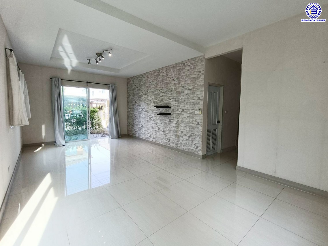 บ้านแฝดมือสอง โครงการ เพอร์เฟคพาร์ค ราชพฤกษ์ เนื้อที่ 39.60 ตร.ว. พื้นที่ใช้สอย 106 ตร.ม. ฟังก์ชัน 3 ห้องนอน 2 ห้องน้ำ 2 ที่จอดรถ บ้านพร้อมเข้าอยู่  แถมฟรี! เครื่องปรับอากาศ บนทำเลเดินทางสะดวก เชื่อมต่อถนนราชพฤกษ์ ถนนรัตนาธิเบศร์ ใกล้รถไฟฟ้าสายสีม่วง "สถานีบางรักน้อยท่าอิฐ" และทางด่วน "ศรีรัช"