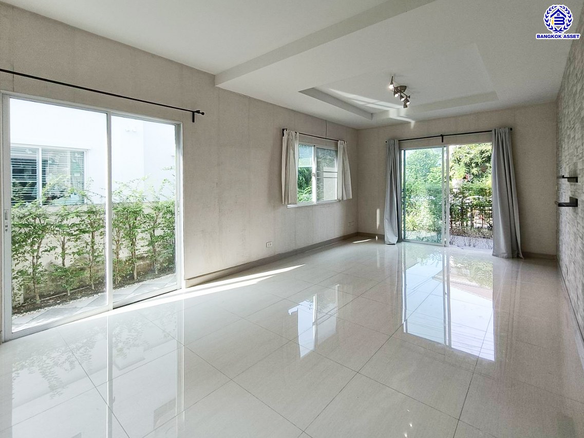 บ้านแฝดมือสอง โครงการ เพอร์เฟคพาร์ค ราชพฤกษ์ เนื้อที่ 39.60 ตร.ว. พื้นที่ใช้สอย 106 ตร.ม. ฟังก์ชัน 3 ห้องนอน 2 ห้องน้ำ 2 ที่จอดรถ บ้านพร้อมเข้าอยู่  แถมฟรี! เครื่องปรับอากาศ บนทำเลเดินทางสะดวก เชื่อมต่อถนนราชพฤกษ์ ถนนรัตนาธิเบศร์ ใกล้รถไฟฟ้าสายสีม่วง "สถานีบางรักน้อยท่าอิฐ" และทางด่วน "ศรีรัช"