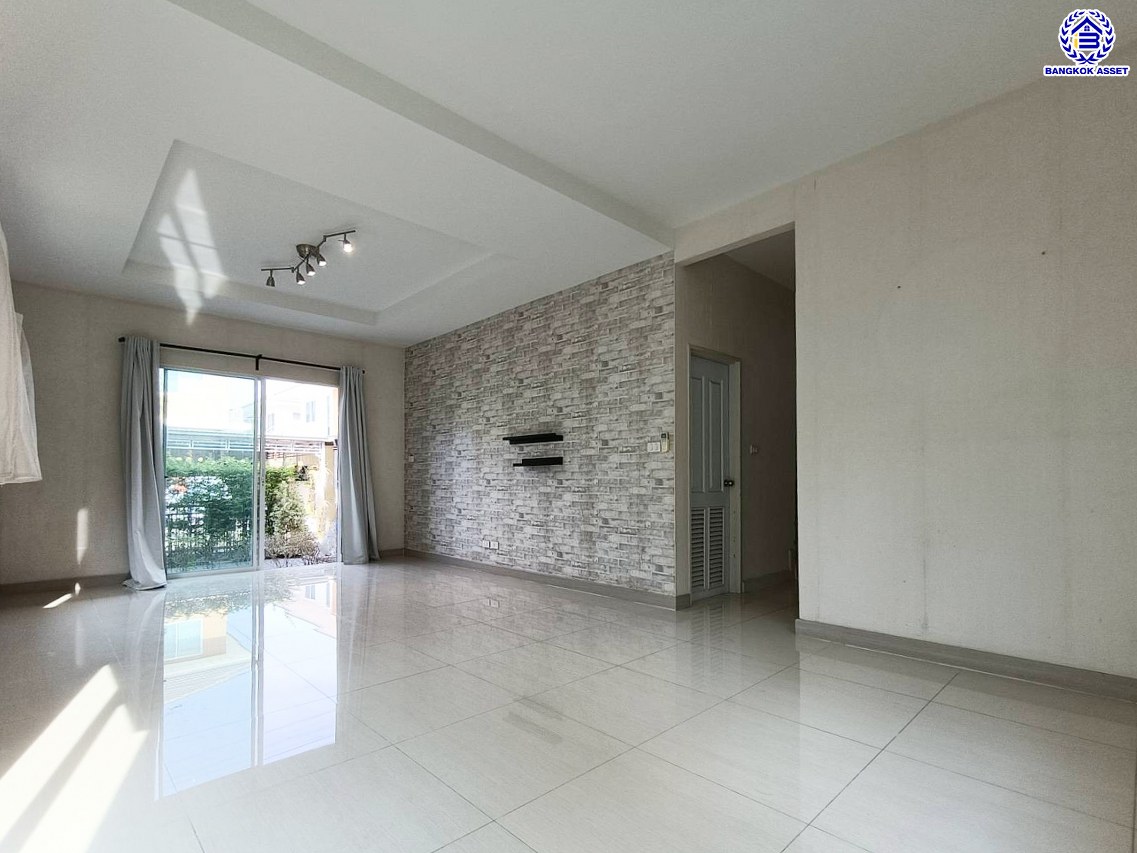 บ้านแฝดมือสอง โครงการ เพอร์เฟคพาร์ค ราชพฤกษ์ เนื้อที่ 39.60 ตร.ว. พื้นที่ใช้สอย 106 ตร.ม. ฟังก์ชัน 3 ห้องนอน 2 ห้องน้ำ 2 ที่จอดรถ บ้านพร้อมเข้าอยู่  แถมฟรี! เครื่องปรับอากาศ บนทำเลเดินทางสะดวก เชื่อมต่อถนนราชพฤกษ์ ถนนรัตนาธิเบศร์ ใกล้รถไฟฟ้าสายสีม่วง "สถานีบางรักน้อยท่าอิฐ" และทางด่วน "ศรีรัช"