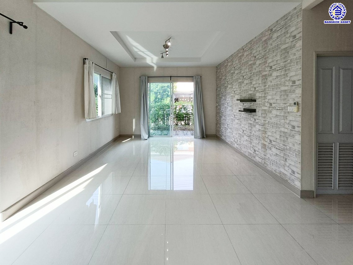 บ้านแฝดมือสอง โครงการ เพอร์เฟคพาร์ค ราชพฤกษ์ เนื้อที่ 39.60 ตร.ว. พื้นที่ใช้สอย 106 ตร.ม. ฟังก์ชัน 3 ห้องนอน 2 ห้องน้ำ 2 ที่จอดรถ บ้านพร้อมเข้าอยู่  แถมฟรี! เครื่องปรับอากาศ บนทำเลเดินทางสะดวก เชื่อมต่อถนนราชพฤกษ์ ถนนรัตนาธิเบศร์ ใกล้รถไฟฟ้าสายสีม่วง "สถานีบางรักน้อยท่าอิฐ" และทางด่วน "ศรีรัช"