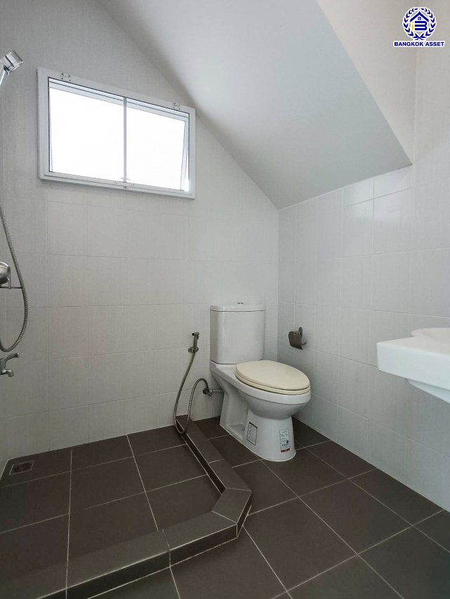 บ้านแฝดมือสอง โครงการ เพอร์เฟคพาร์ค ราชพฤกษ์ เนื้อที่ 39.60 ตร.ว. พื้นที่ใช้สอย 106 ตร.ม. ฟังก์ชัน 3 ห้องนอน 2 ห้องน้ำ 2 ที่จอดรถ บ้านพร้อมเข้าอยู่  แถมฟรี! เครื่องปรับอากาศ บนทำเลเดินทางสะดวก เชื่อมต่อถนนราชพฤกษ์ ถนนรัตนาธิเบศร์ ใกล้รถไฟฟ้าสายสีม่วง "สถานีบางรักน้อยท่าอิฐ" และทางด่วน "ศรีรัช"