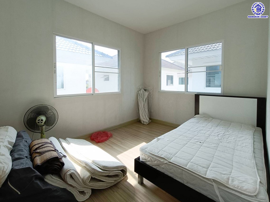 บ้านแฝดมือสอง โครงการ เพอร์เฟคพาร์ค ราชพฤกษ์ เนื้อที่ 39.60 ตร.ว. พื้นที่ใช้สอย 106 ตร.ม. ฟังก์ชัน 3 ห้องนอน 2 ห้องน้ำ 2 ที่จอดรถ บ้านพร้อมเข้าอยู่  แถมฟรี! เครื่องปรับอากาศ บนทำเลเดินทางสะดวก เชื่อมต่อถนนราชพฤกษ์ ถนนรัตนาธิเบศร์ ใกล้รถไฟฟ้าสายสีม่วง "สถานีบางรักน้อยท่าอิฐ" และทางด่วน "ศรีรัช"