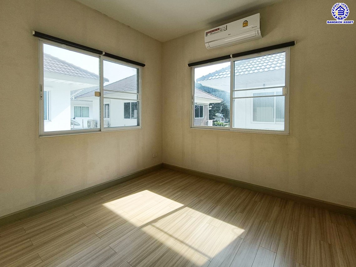 บ้านแฝดมือสอง โครงการ เพอร์เฟคพาร์ค ราชพฤกษ์ เนื้อที่ 39.60 ตร.ว. พื้นที่ใช้สอย 106 ตร.ม. ฟังก์ชัน 3 ห้องนอน 2 ห้องน้ำ 2 ที่จอดรถ บ้านพร้อมเข้าอยู่  แถมฟรี! เครื่องปรับอากาศ บนทำเลเดินทางสะดวก เชื่อมต่อถนนราชพฤกษ์ ถนนรัตนาธิเบศร์ ใกล้รถไฟฟ้าสายสีม่วง "สถานีบางรักน้อยท่าอิฐ" และทางด่วน "ศรีรัช"