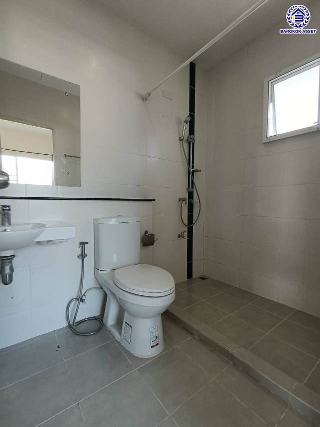 บ้านแฝดมือสอง โครงการ เพอร์เฟคพาร์ค ราชพฤกษ์ เนื้อที่ 39.60 ตร.ว. พื้นที่ใช้สอย 106 ตร.ม. ฟังก์ชัน 3 ห้องนอน 2 ห้องน้ำ 2 ที่จอดรถ บ้านพร้อมเข้าอยู่  แถมฟรี! เครื่องปรับอากาศ บนทำเลเดินทางสะดวก เชื่อมต่อถนนราชพฤกษ์ ถนนรัตนาธิเบศร์ ใกล้รถไฟฟ้าสายสีม่วง "สถานีบางรักน้อยท่าอิฐ" และทางด่วน "ศรีรัช"