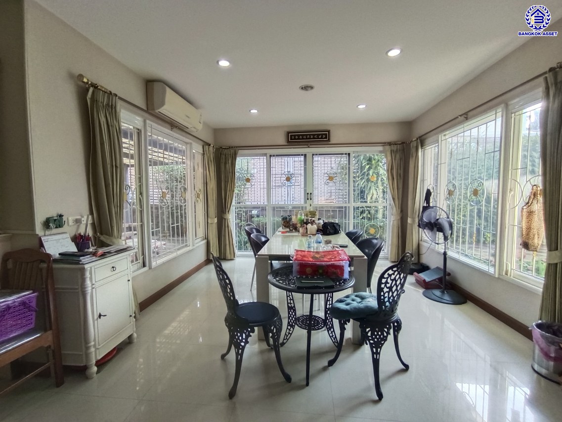 *****บ้านเดี่ยวมือสอง โครงการ ลัดดารมย์ อิลิแกนซ์ พระราม5-2 เนื้อที่กว้าง 113.30 ตร.ว. พื้นที่ใช้สอย 250 ตร.ม. ฟังก์ชัน 3 ห้องนอน 4 ห้องน้ำ 2 ที่จอดรถ แถมฟรี! เครื่องปรับอากาศ, เครื่องทำน้ำอุ่น, เครื่องดูดควัน และเตาไฟฟ้า บนทำเลเดินสะดวก เชื่อมต่อถนนนครอินทร์ ถนนราชพฤกษ์ ถนนกาญจนาภิเษก ใกล้รถไฟฟ้าสายสีม่วง "สถานีไทรม้า"