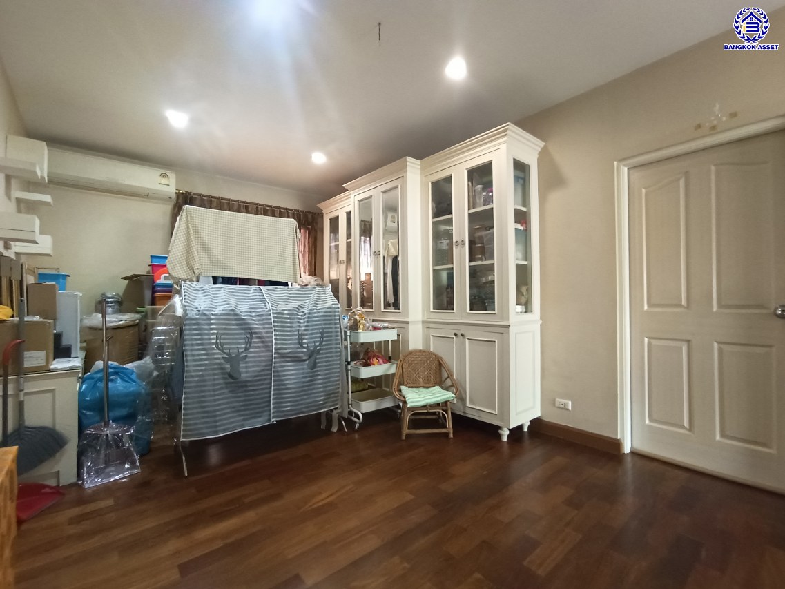 *****บ้านเดี่ยวมือสอง โครงการ ลัดดารมย์ อิลิแกนซ์ พระราม5-2 เนื้อที่กว้าง 113.30 ตร.ว. พื้นที่ใช้สอย 250 ตร.ม. ฟังก์ชัน 3 ห้องนอน 4 ห้องน้ำ 2 ที่จอดรถ แถมฟรี! เครื่องปรับอากาศ, เครื่องทำน้ำอุ่น, เครื่องดูดควัน และเตาไฟฟ้า บนทำเลเดินสะดวก เชื่อมต่อถนนนครอินทร์ ถนนราชพฤกษ์ ถนนกาญจนาภิเษก ใกล้รถไฟฟ้าสายสีม่วง "สถานีไทรม้า"