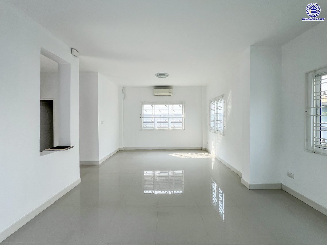 *****บ้านเดี่ยวมือสอง โครงการ แลนซีโอคริป รัตนาธิเบศร์ เนื้อที่ 51.80 ตร.ว. พื้นที่ใช้สอย 145 ตร.ม. ฟังก์ชัน 3 ห้องนอน 2 ห้องน้ำ 2 ที่จอดรถ บนทำเลเดินทางสะดวก เชื่อมต่อถนนราชพฤกษ์ ถนนชัยพฤกษ์ ถนนรัตนาธิเบศร์ ใกล้รถไฟฟ้าสายสีม่วง "สถานีไทรม้า" และจุดขึ้นทางด่วน "ศรีรัช"