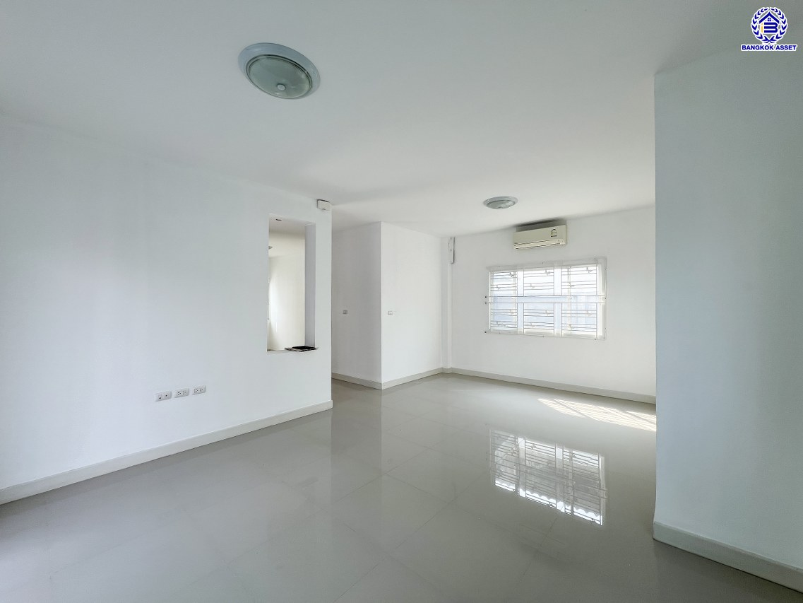 *****บ้านเดี่ยวมือสอง โครงการ แลนซีโอคริป รัตนาธิเบศร์ เนื้อที่ 51.80 ตร.ว. พื้นที่ใช้สอย 145 ตร.ม. ฟังก์ชัน 3 ห้องนอน 2 ห้องน้ำ 2 ที่จอดรถ บนทำเลเดินทางสะดวก เชื่อมต่อถนนราชพฤกษ์ ถนนชัยพฤกษ์ ถนนรัตนาธิเบศร์ ใกล้รถไฟฟ้าสายสีม่วง "สถานีไทรม้า" และจุดขึ้นทางด่วน "ศรีรัช"