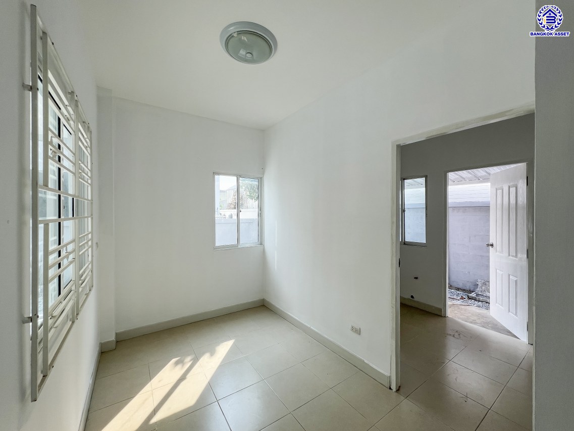 *****บ้านเดี่ยวมือสอง โครงการ แลนซีโอคริป รัตนาธิเบศร์ เนื้อที่ 51.80 ตร.ว. พื้นที่ใช้สอย 145 ตร.ม. ฟังก์ชัน 3 ห้องนอน 2 ห้องน้ำ 2 ที่จอดรถ บนทำเลเดินทางสะดวก เชื่อมต่อถนนราชพฤกษ์ ถนนชัยพฤกษ์ ถนนรัตนาธิเบศร์ ใกล้รถไฟฟ้าสายสีม่วง "สถานีไทรม้า" และจุดขึ้นทางด่วน "ศรีรัช"