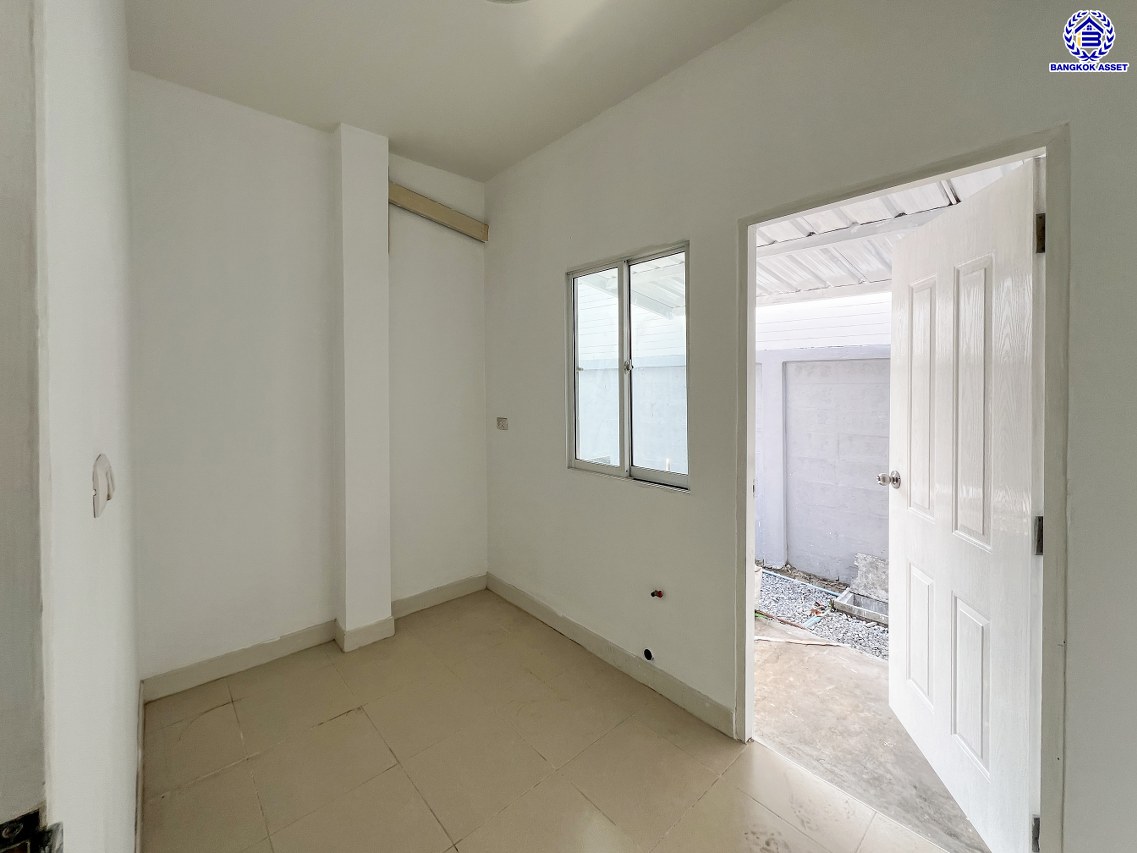 *****บ้านเดี่ยวมือสอง โครงการ แลนซีโอคริป รัตนาธิเบศร์ เนื้อที่ 51.80 ตร.ว. พื้นที่ใช้สอย 145 ตร.ม. ฟังก์ชัน 3 ห้องนอน 2 ห้องน้ำ 2 ที่จอดรถ บนทำเลเดินทางสะดวก เชื่อมต่อถนนราชพฤกษ์ ถนนชัยพฤกษ์ ถนนรัตนาธิเบศร์ ใกล้รถไฟฟ้าสายสีม่วง "สถานีไทรม้า" และจุดขึ้นทางด่วน "ศรีรัช"