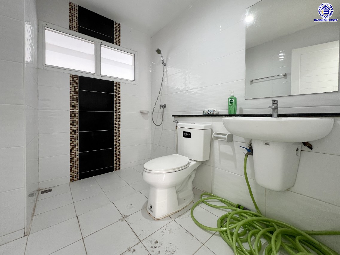 *****บ้านเดี่ยวมือสอง โครงการ แลนซีโอคริป รัตนาธิเบศร์ เนื้อที่ 51.80 ตร.ว. พื้นที่ใช้สอย 145 ตร.ม. ฟังก์ชัน 3 ห้องนอน 2 ห้องน้ำ 2 ที่จอดรถ บนทำเลเดินทางสะดวก เชื่อมต่อถนนราชพฤกษ์ ถนนชัยพฤกษ์ ถนนรัตนาธิเบศร์ ใกล้รถไฟฟ้าสายสีม่วง "สถานีไทรม้า" และจุดขึ้นทางด่วน "ศรีรัช"