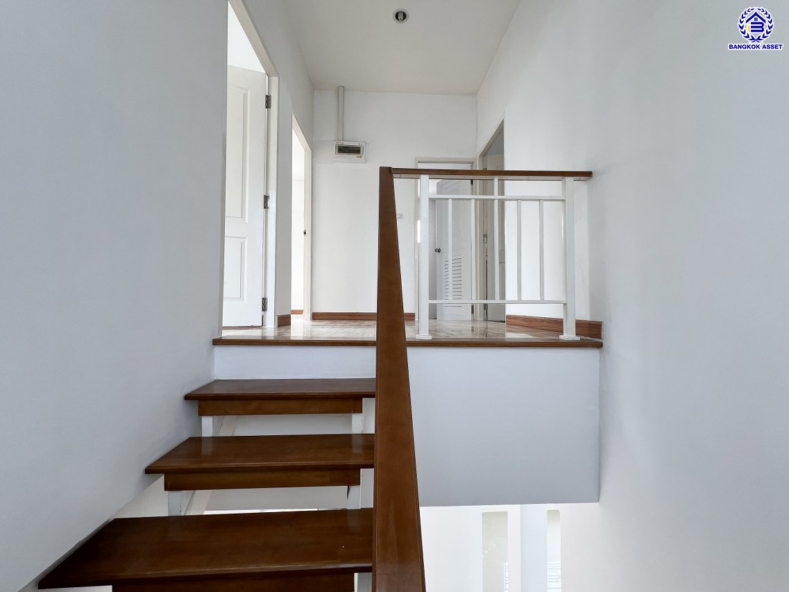 *****บ้านเดี่ยวมือสอง โครงการ แลนซีโอคริป รัตนาธิเบศร์ เนื้อที่ 51.80 ตร.ว. พื้นที่ใช้สอย 145 ตร.ม. ฟังก์ชัน 3 ห้องนอน 2 ห้องน้ำ 2 ที่จอดรถ บนทำเลเดินทางสะดวก เชื่อมต่อถนนราชพฤกษ์ ถนนชัยพฤกษ์ ถนนรัตนาธิเบศร์ ใกล้รถไฟฟ้าสายสีม่วง "สถานีไทรม้า" และจุดขึ้นทางด่วน "ศรีรัช"