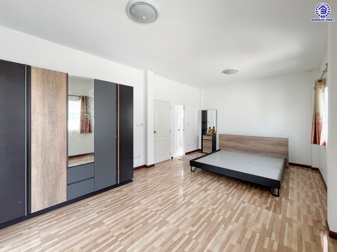 *****บ้านเดี่ยวมือสอง โครงการ แลนซีโอคริป รัตนาธิเบศร์ เนื้อที่ 51.80 ตร.ว. พื้นที่ใช้สอย 145 ตร.ม. ฟังก์ชัน 3 ห้องนอน 2 ห้องน้ำ 2 ที่จอดรถ บนทำเลเดินทางสะดวก เชื่อมต่อถนนราชพฤกษ์ ถนนชัยพฤกษ์ ถนนรัตนาธิเบศร์ ใกล้รถไฟฟ้าสายสีม่วง "สถานีไทรม้า" และจุดขึ้นทางด่วน "ศรีรัช"