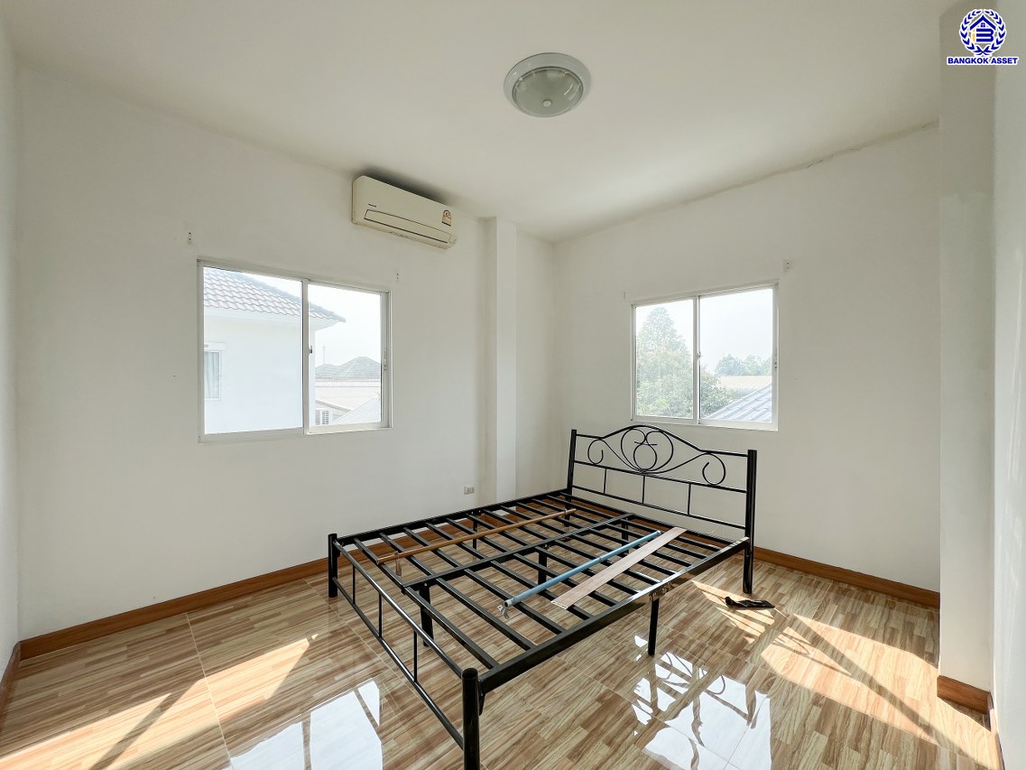 *****บ้านเดี่ยวมือสอง โครงการ แลนซีโอคริป รัตนาธิเบศร์ เนื้อที่ 51.80 ตร.ว. พื้นที่ใช้สอย 145 ตร.ม. ฟังก์ชัน 3 ห้องนอน 2 ห้องน้ำ 2 ที่จอดรถ บนทำเลเดินทางสะดวก เชื่อมต่อถนนราชพฤกษ์ ถนนชัยพฤกษ์ ถนนรัตนาธิเบศร์ ใกล้รถไฟฟ้าสายสีม่วง "สถานีไทรม้า" และจุดขึ้นทางด่วน "ศรีรัช"