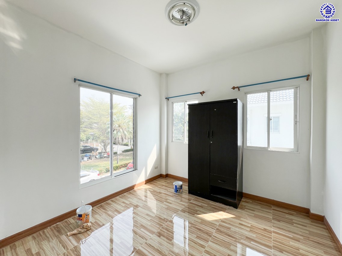 *****บ้านเดี่ยวมือสอง โครงการ แลนซีโอคริป รัตนาธิเบศร์ เนื้อที่ 51.80 ตร.ว. พื้นที่ใช้สอย 145 ตร.ม. ฟังก์ชัน 3 ห้องนอน 2 ห้องน้ำ 2 ที่จอดรถ บนทำเลเดินทางสะดวก เชื่อมต่อถนนราชพฤกษ์ ถนนชัยพฤกษ์ ถนนรัตนาธิเบศร์ ใกล้รถไฟฟ้าสายสีม่วง "สถานีไทรม้า" และจุดขึ้นทางด่วน "ศรีรัช"