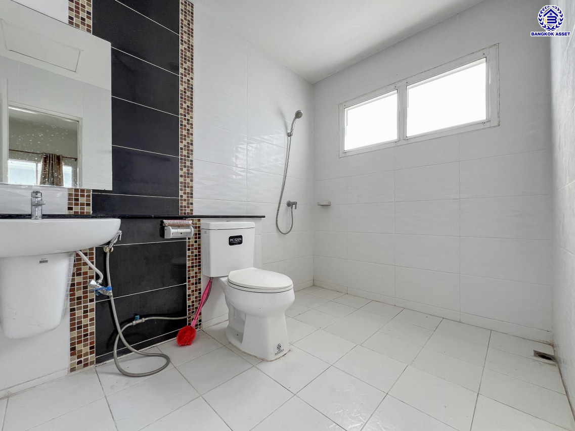 *****บ้านเดี่ยวมือสอง โครงการ แลนซีโอคริป รัตนาธิเบศร์ เนื้อที่ 51.80 ตร.ว. พื้นที่ใช้สอย 145 ตร.ม. ฟังก์ชัน 3 ห้องนอน 2 ห้องน้ำ 2 ที่จอดรถ บนทำเลเดินทางสะดวก เชื่อมต่อถนนราชพฤกษ์ ถนนชัยพฤกษ์ ถนนรัตนาธิเบศร์ ใกล้รถไฟฟ้าสายสีม่วง "สถานีไทรม้า" และจุดขึ้นทางด่วน "ศรีรัช"