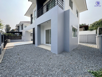 *****บ้านเดี่ยวมือสอง โครงการ แลนซีโอคริป รัตนาธิเบศร์ เนื้อที่ 51.80 ตร.ว. พื้นที่ใช้สอย 145 ตร.ม. ฟังก์ชัน 3 ห้องนอน 2 ห้องน้ำ 2 ที่จอดรถ บนทำเลเดินทางสะดวก เชื่อมต่อถนนราชพฤกษ์ ถนนชัยพฤกษ์ ถนนรัตนาธิเบศร์ ใกล้รถไฟฟ้าสายสีม่วง "สถานีไทรม้า" และจุดขึ้นทางด่วน "ศรีรัช"