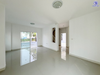 *****บ้านเดี่ยวมือสอง โครงการ แลนซีโอคริป รัตนาธิเบศร์ เนื้อที่ 51.80 ตร.ว. พื้นที่ใช้สอย 145 ตร.ม. ฟังก์ชัน 3 ห้องนอน 2 ห้องน้ำ 2 ที่จอดรถ บนทำเลเดินทางสะดวก เชื่อมต่อถนนราชพฤกษ์ ถนนชัยพฤกษ์ ถนนรัตนาธิเบศร์ ใกล้รถไฟฟ้าสายสีม่วง "สถานีไทรม้า" และจุดขึ้นทางด่วน "ศรีรัช"