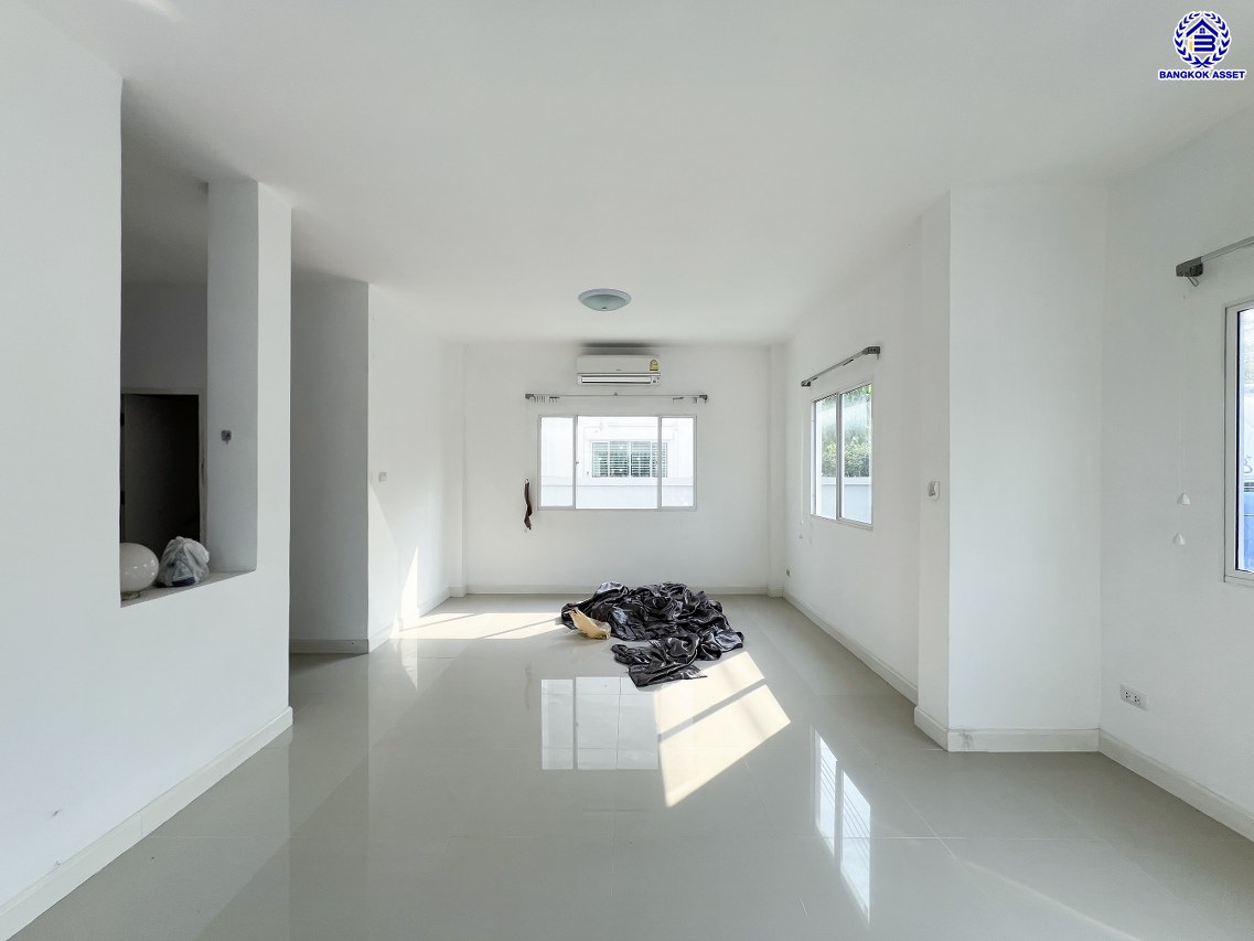 *****บ้านเดี่ยวมือสอง โครงการ แลนซีโอคริป รัตนาธิเบศร์ หลังมุม เนื้อที่ 51.80 ตร.ว. พื้นที่ใช้สอย 145 ตร.ม. ฟังก์ชัน 3 ห้องนอน 2 ห้องน้ำ 2 ที่จอดรถ บนทำเลเดินทางสะดวก เชื่อมต่อถนนราชพฤกษ์ ถนนชัยพฤกษ์ ถนนรัตนาธิเบศร์ ใกล้รถไฟฟ้าสายสีม่วง "สถานีไทรม้า" และจุดขึ้นทางด่วน "ศรีรัช"